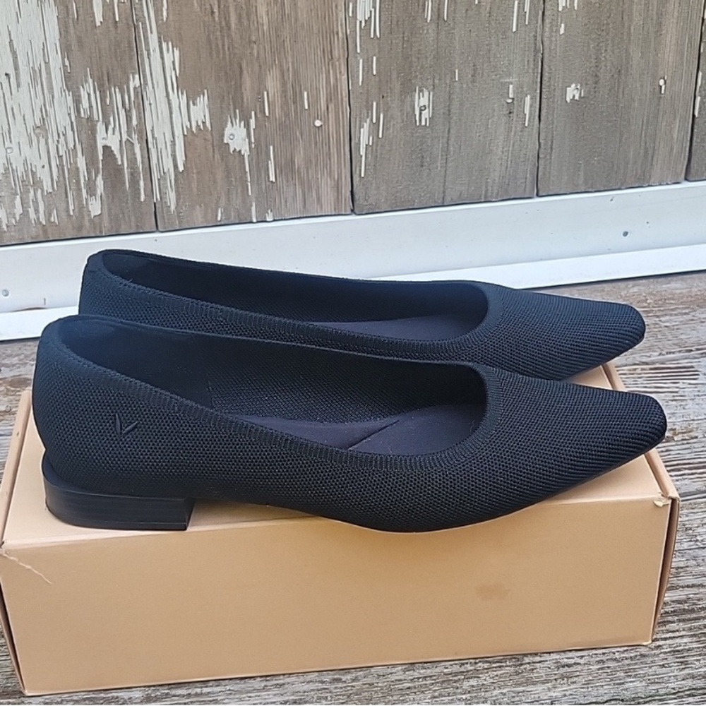 Vivaia Minnie Square Toe Flat